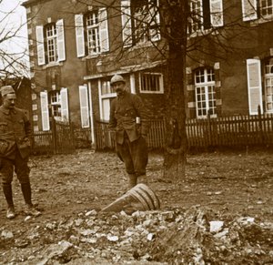 Fel nem robbant 380-as lövedék, Verdun, Észak-Franciaország, 1914-c1918 alkotó: Unbekannt