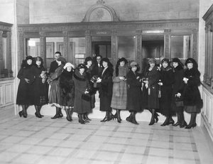 Egyesült Államok: 1926 körül Nők csoportja egy bankban a „takarékpénztárak” ablakánál áll. (f/w fotó) alkotó: Unbekannt