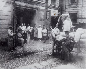 Élelmiszer kirakodása, a Tudósok Háza, Petrograd, Oroszország, c1920-c1924 alkotó: Unbekannt