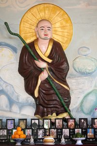 Van Hanh zen buddhista kolostor. Buddhista szerzetes a vietnami oltár felett az ősök számára. A halottak tisztelete. Dalat. Vietnam alkotó: Unbekannt