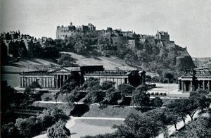Kilátás a Skót Nemzeti Galériára és az Edinburgh-i kastélyra, 1945 alkotó: Unbekannt