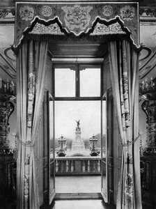 Kilátás a Victoria-emlékműre a Buckingham-palota belsejéből, London, 1935 alkotó: Unbekannt