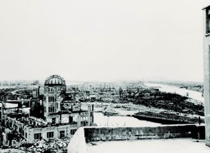 Hirosima városának kilátása az atombomba robbanása után: a mezőgazdasági kiállítási palota romja alkotó: Unbekannt
