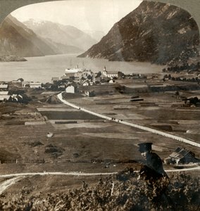 Falutetők és napsütötte mezők Odde északi részén, fel a keskeny hegyfalú Sorfjordon, Norvégiában, 1905. alkotó: Unbekannt