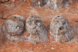 Voodoo fétisek egy kolostor bejáratánál. Togoville, Togo alkotó: Unbekannt