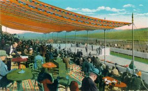 A versenyek megtekintése a Club House előtt, Agua Caliente Jockey Club, 1939 alkotó: Unbekannt