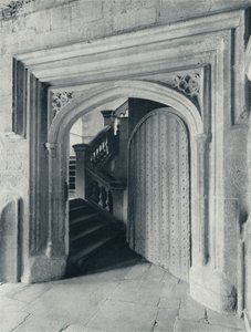 Waynfletes North Door, a tizenhetedik századi lépcsővel az Felső Iskolába és az Antechapelbe, 1926 alkotó: Unbekannt