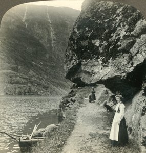 Ahol az út a kiugró sziklák alatt kúszik a Nerofjord vize mellett, Norvégia, 1905. alkotó: Unbekannt