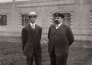 Wilbur Wright amerikai repülő és Leon Bollee francia feltaláló és autógyártó, 1908 alkotó: Unbekannt