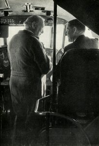 Winston Churchill beszélget Shakespeare kapitánnyal, a Berwick repülő hajóról, c1939-c1944, 1946. alkotó: Unbekannt