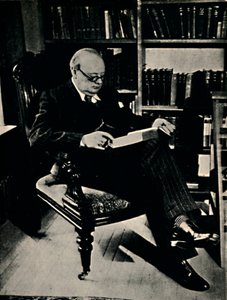 Winston Spencer Churchill a könyvtárában, 1945. alkotó: Unbekannt