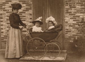 Nő és gyerekek babakocsiban, 1937 alkotó: Unbekannt