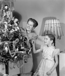 Karácsonyfát díszítő nő és lány, 1948 alkotó: Unbekannt