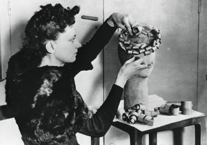 Faforgácsból kalapot készítő nő, a németek által megszállt Franciaország, 1941. április alkotó: Unbekannt