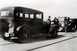 Nők és parkoló autók, 1930 alkotó: Unbekannt