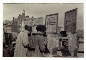 Nők, akik a „What the Butler Saw” gépeket nézik, 1910 alkotó: Unbekannt