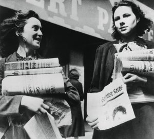 Német újságokat árusító nők, a németek által megszállt Párizs, 1940. július 19 alkotó: Unbekannt