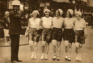Rövidnadrágot viselő nők, 1930, 1933. alkotó: Unbekannt