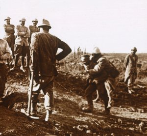 Sebesült katona, Haute Chevauchée, Észak-Franciaország, 1914-c1918 alkotó: Unbekannt