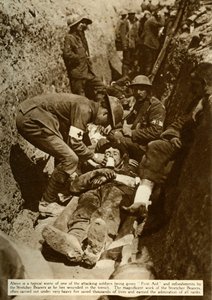 A lövészárokban kezelt sebesült katona, somme-i csata, első világháború, 1916, 1935. alkotó: Unbekannt
