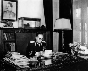 Josip Broz Tito jugoszláv vezető marsall az irodájában, Belgrád, Jugoszlávia, 1946-c1947. alkotó: Unbekannt
