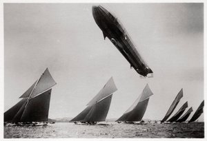 Zeppelin LZ11 Viktoria Luise repülés közben a Kieli Regatta alatt, Németország, 1912 1933 alkotó: Unbekannt