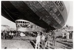 Zeppelin LZ 127 Graf Zeppelin leszállás után, 1933 alkotó: Unbekannt