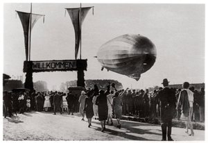 Zeppelin LZ 127 Graf Zeppelin leszállás Friedrichshafenben, Németországban, 1933 alkotó: Unbekannt