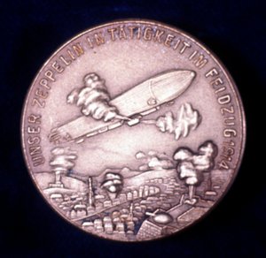 Zeppelin léghajó működés közben az első világháborúban, 1914 alkotó: Unbekannt