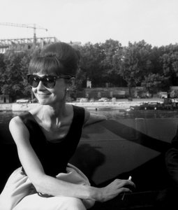 Audrey Hepburn színésznő a Párizs "Paris When It Sizzles" című filmben, 1962. július 13-án alkotó: Unbekannt Unbekannt