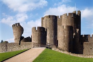 Caerphilly kastély, külső nézet a híddal és a ferde toronnyal, angol iskola, (13. század), befejezve 1277, Glamorgan, Wales alkotó: Unbekannt Unbekannt