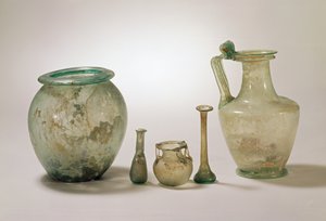 Római üveggyűjtemény: cinerary urna; temetkezési üvegedény és kancsó, 1-4