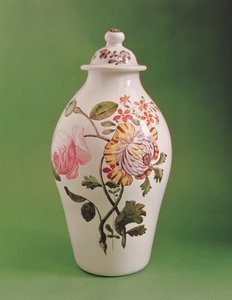 Fedett, átlátszatlan fehér üvegedény kínai potiche formában, 1760 körül