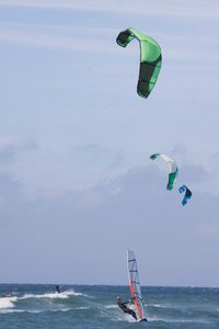 Németország, Schleswig-Holstein állam, Sylt-sziget, ejtőernyős szörfözés és szörfözés hullámokon a tengeren alkotó: Unbekannt Unbekannt