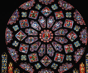 Szűz Mária dicsőítése, Kasztíliai Blanche karjai a rózsa alatt, északi rózsaablak, 1223 körül alkotó: Unbekannt Unbekannt