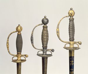 Három francia kard markolata: az egyik acélból készült, kékre festve és arany mintákkal bevonva, 1730 körül; az egyik acélból áttört és cizellált, a talaj pedig matt aranyból, 1760 körül; egy vésett acélból, gr alkotó: Unbekannt Unbekannt