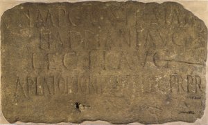 Felirat a 38-as mérföldvárról a Hadrianus-falon, amely rögzíti a mérföldvár építését Augusta 2. légiója által, i.sz. 122-125 között. alkotó: Unbekannt Unbekannt