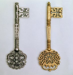 Billentyűk balról jobbra: Ceremoniális Chamberlain dizájn királyi titkosírással, 18. század eleji aranyozott. Acél 18. század alkotó: Unbekannt Unbekannt