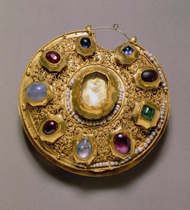 Kolt medalion, arany szett gyöngyökkel és ékszerekkel, cloisonne, zománc, filigrán és granulált díszítés, Ryazan, 12. század alkotó: Unbekannt Unbekannt