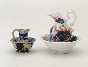 Balra: Crown Staffordshire kancsó és mosdó, jobb oldalon: walesi baluszteres kancsó és mosdó (kerámia) alkotó: Unbekannt Unbekannt