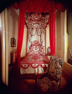 Melville State Bed, 1700 körül (bíbor selyemmel borított fenyő, fehér kínai selyemdamaszttal bélelt genovai bársony)
