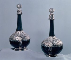 Ezüstbe szerelt borosüvegpár, 1689