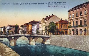 Szarajevót, az Appel rakpartot és a Lateiner hidat ábrázoló képeslap, Ferenc-Ferdinánd főherceg és felesége, Sophie 1914. június 28-i meggyilkolásának helyszíne, kb. 1920 alkotó: Unbekannt Unbekannt