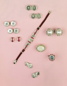 Art Deco ékszerek választéka; kaliberű vágott rubin óra; gomb, mandzsettagomb és csapok; fülbevaló; Mabe gyöngy és gyémánt fülbevaló alkotó: Unbekannt Unbekannt