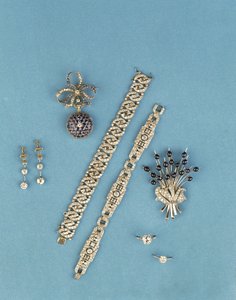 Art Deco ékszerek választéka: link karkötők; zafír és gyémánt fob karóra; pasziánsz gyűrűk; cabochon zafír spray-bross (gyémánt) alkotó: Unbekannt Unbekannt