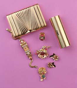 Art Deco ékszerek választéka: két cigarettatartó; rubin fürt virág bross és fülbevaló; koktélóra (arany)