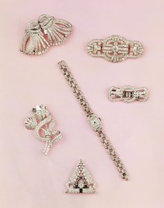 Gyémánt ékszerek választéka: bagett és marquise alakú gyémánt spray bross; Art Deco gyémánt klip; paneles gyémánt bross; női hosszúkás gyémánt karóra alkotó: Unbekannt Unbekannt