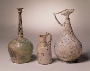 Öntözőpalack formába fújt üvegből, 10-11. század; kancsó szerszámozott hattyúnyak fogantyúval, 10-12. század; ewer, 6-8 alkotó: Unbekannt Unbekannt