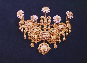 Stomacher, spanyol, 18. század (arany készlet rózsa csiszolású gyémántokkal)