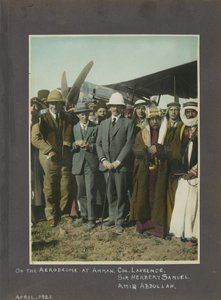 T.E. Lawrence, Sir Herbert Samuel és Amir Abdullah az Amman repülőtéren, Jordániában, 1921 (kézzel színezett nyomat) alkotó: Unbekannt Unbekannt